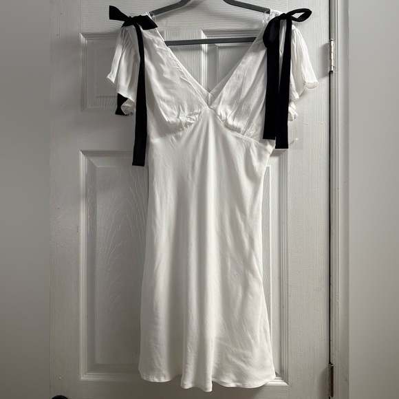 Wild Fable White Mini A-line Dress Flutter Sleeves With Bows Size Small - Picture 4 of 14